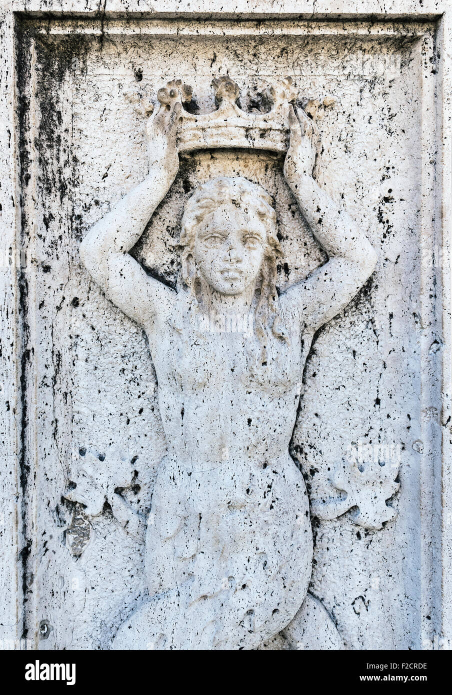 Sculpture bas-relief d'une femme avec couronne situé dans le Palazzo del Quirinale, Rome, Italie Banque D'Images