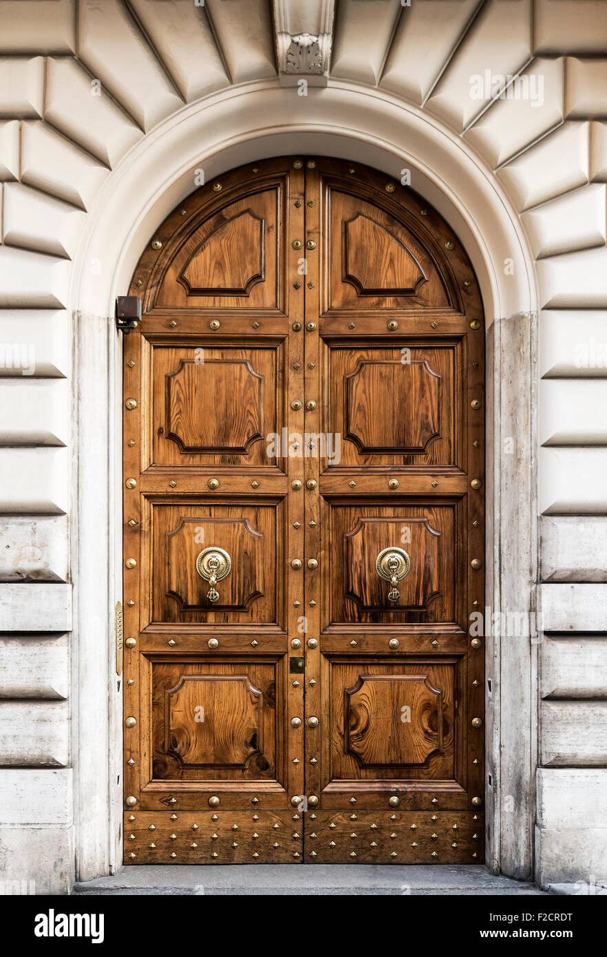 Double porte en voûte très ornées, Rome, Italie Banque D'Images