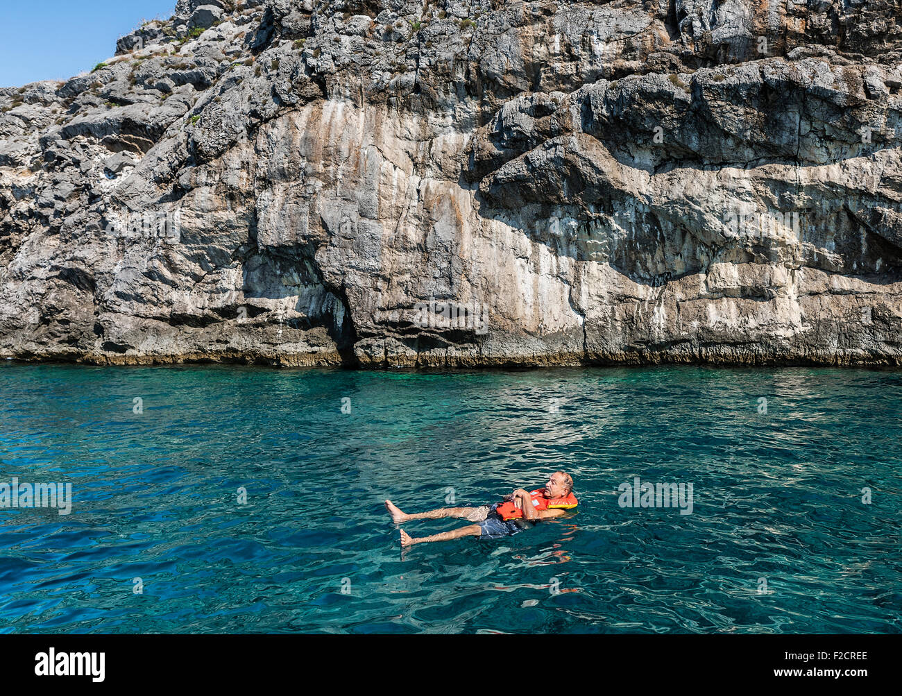 L'homme jouit de l'aigue-marine eaux au large de l'île de Capri, Naples, Italie Banque D'Images