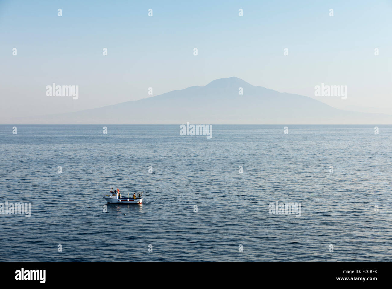 Pêcheur commercial vérifie ses pièges dans l'ombre du Vésuve, Naples, Italie Banque D'Images
