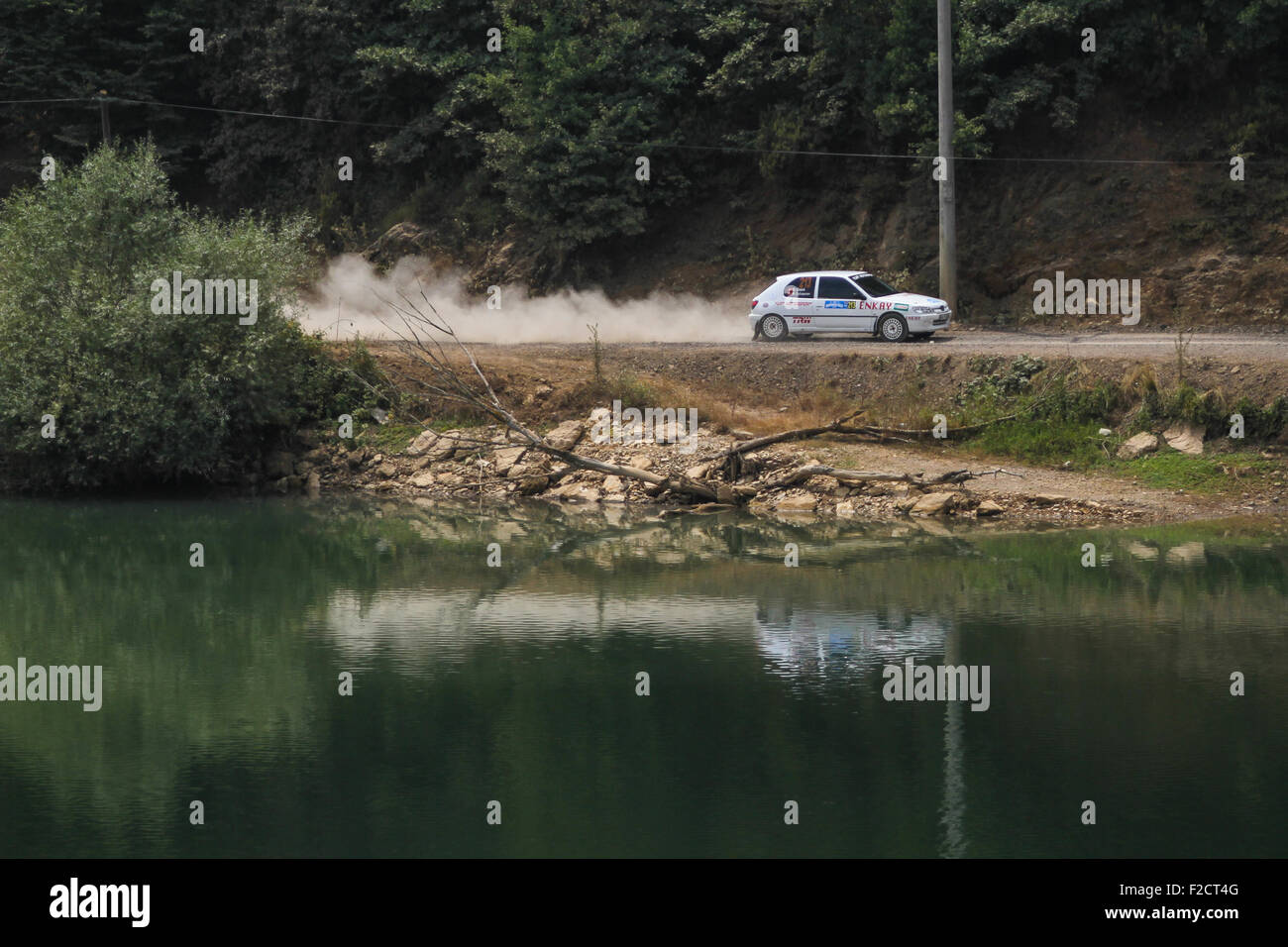 ISTANBUL, TURQUIE - 25 juillet 2015 : Murat Ucbasaran Peugeot 306 lecteurs dans l'affaire Bosphorus Rally 2015, stade Deniz Banque D'Images