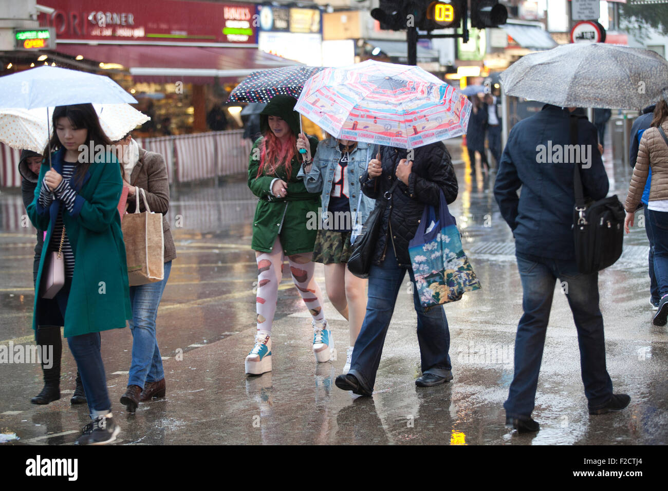 Londres, Royaume-Uni. 16 Septembre, 2015. Les touristes font leur chemin dans Charing Cross Road dans le West End à Londres sous une pluie torrentielle sur la journée qu'un avertissement jaune pour la pluie n'a été émis par le Met Office en tant qu'ex-tempête tropicale se déplace de l'Atlantique. Crédit : Jeff Gilbert/Alamy Live News Banque D'Images