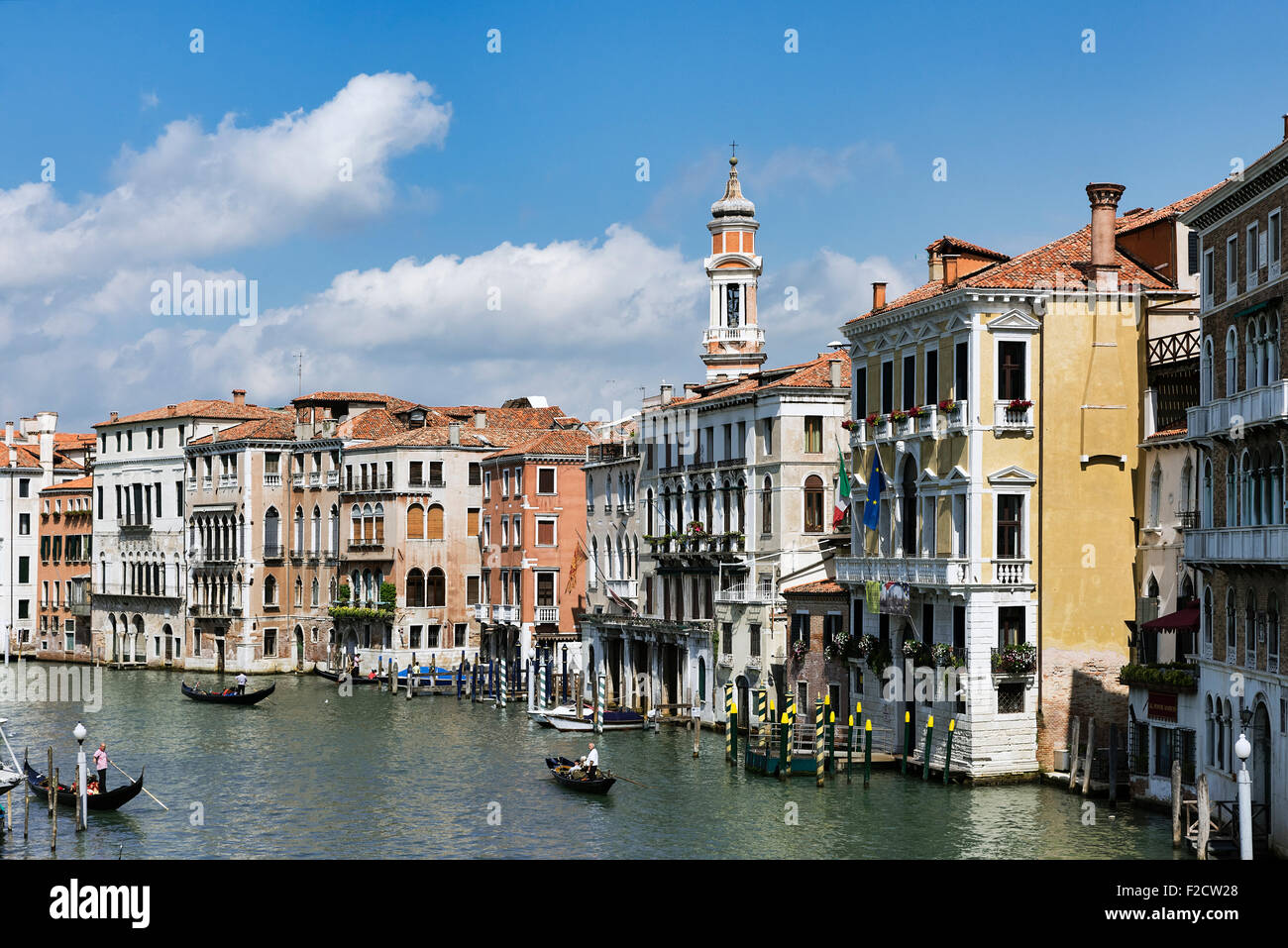 Gondoliers naviguer les canaux de Venise, Italie Banque D'Images