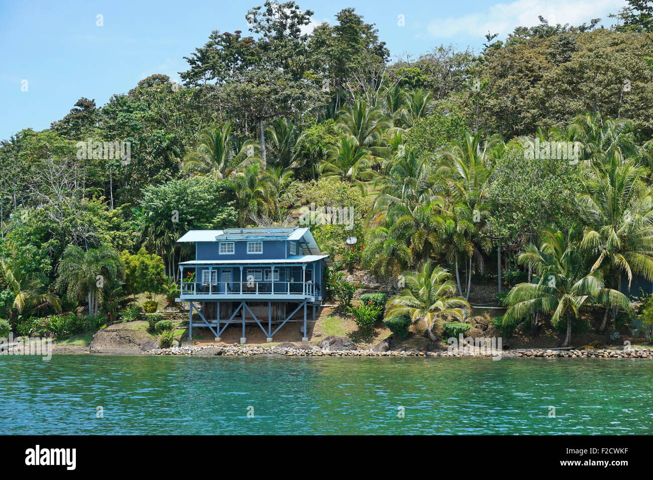 Accueil à l'océan sur la côte tropicale à la végétation luxuriante, vue de la mer, Panama, Amérique Centrale Banque D'Images