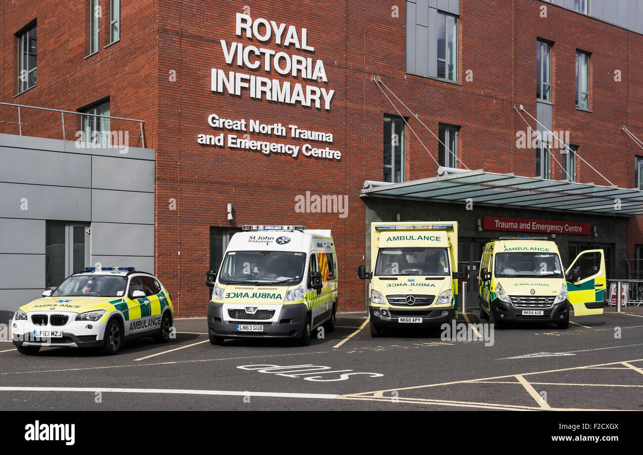 Ambulances à l'extérieur de l'unité d'urgence ou d'accident, Royal Victoria Infirmary Newcastle upon Tyne Banque D'Images