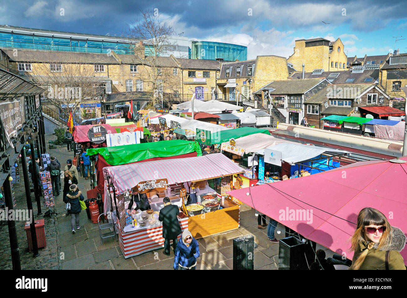 Des stands de nourriture internationale d'équitation à Camden Market, Londres, Angleterre, Royaume-Uni Banque D'Images