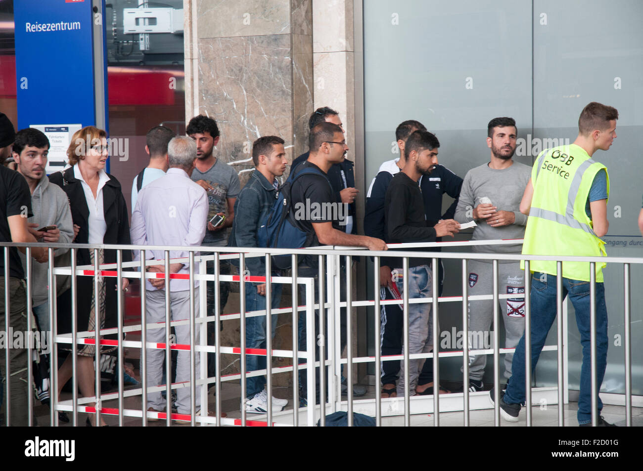 Vienne, Autriche. 16 Septembre, 2015. Les demandeurs d'asile foule la vente des billets à l'office la station Westbahnhof Crédit : Philip Game/Alamy Live News Banque D'Images