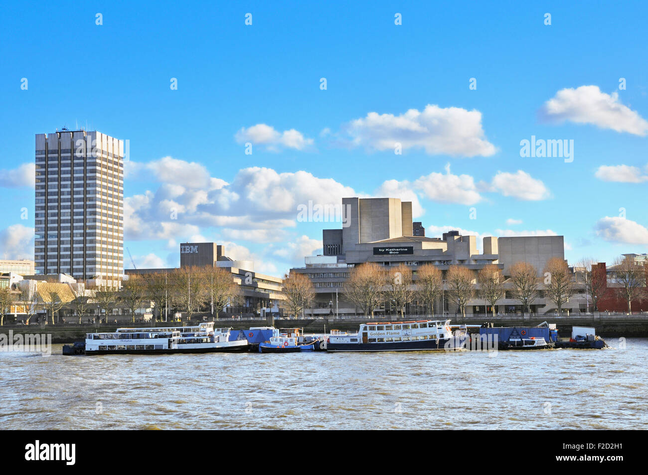 Vue sur la Tamise à la Royal National Theatre, South Bank, Londres, Angleterre, Royaume-Uni Banque D'Images