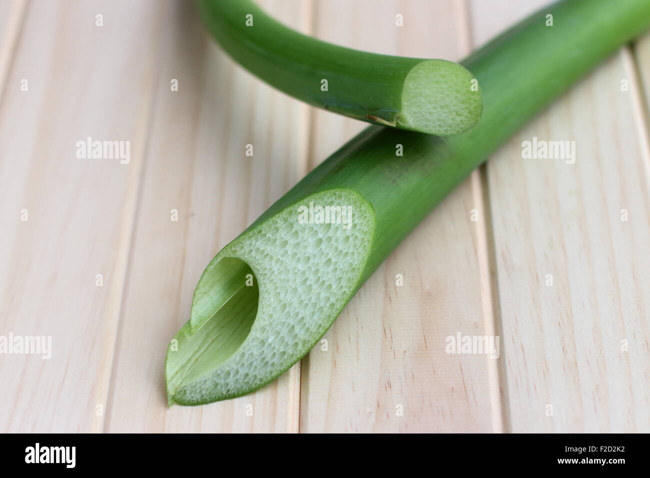 Close up de souches de taro sur planche de bois Banque D'Images