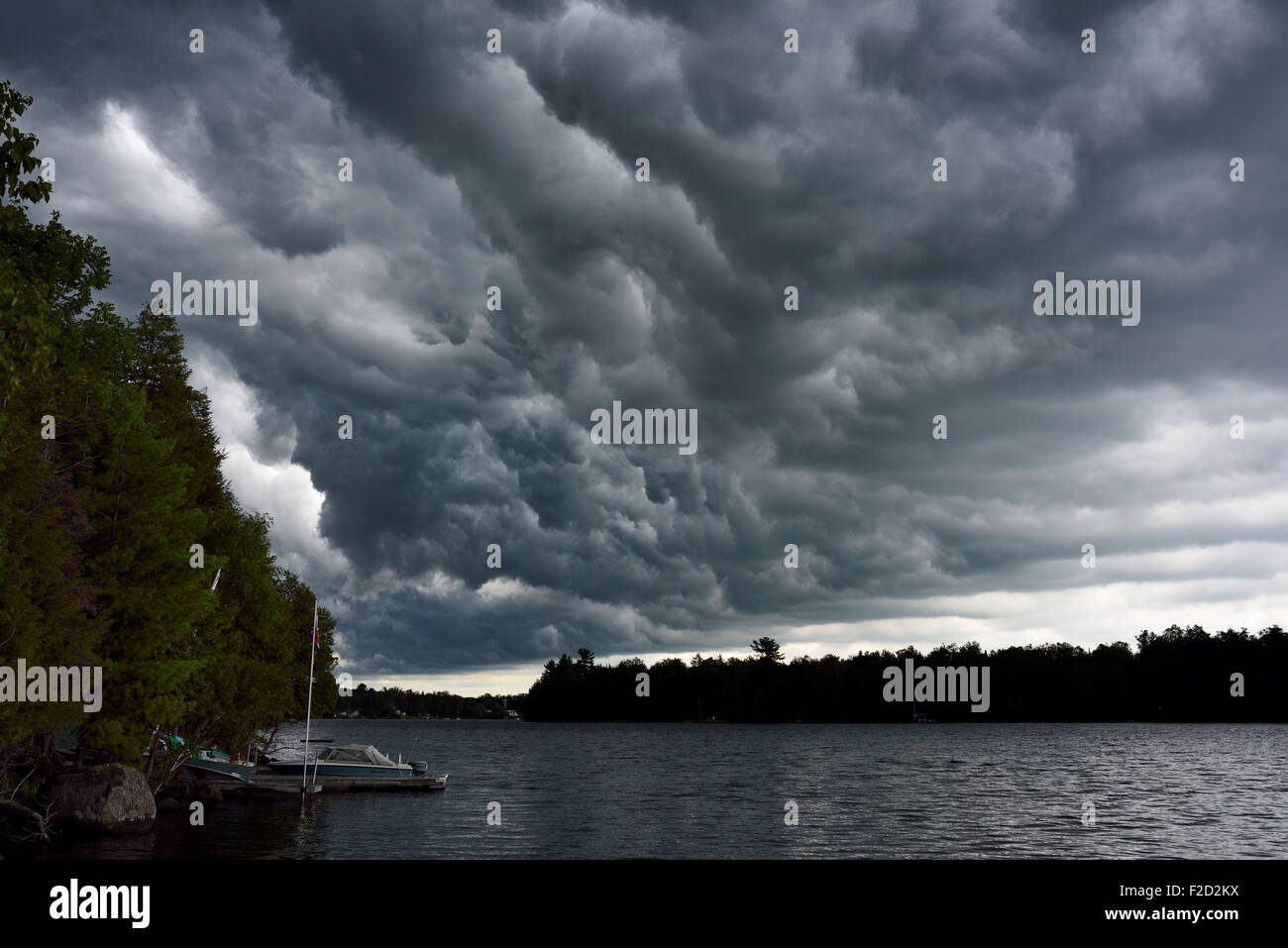 Premières étapes de sombres nuages avant un violent orage sur le lac Ahmic Lake dans la région des chalets de Magnetawan Ontario Canada Banque D'Images