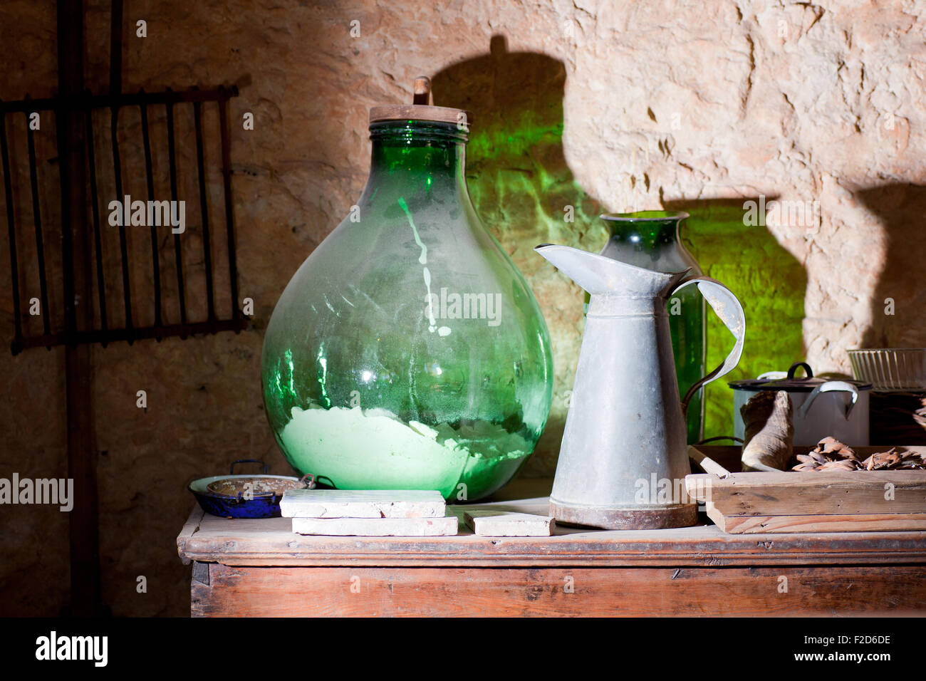 Photo d'une cruche en fer et verre demijohn Banque D'Images