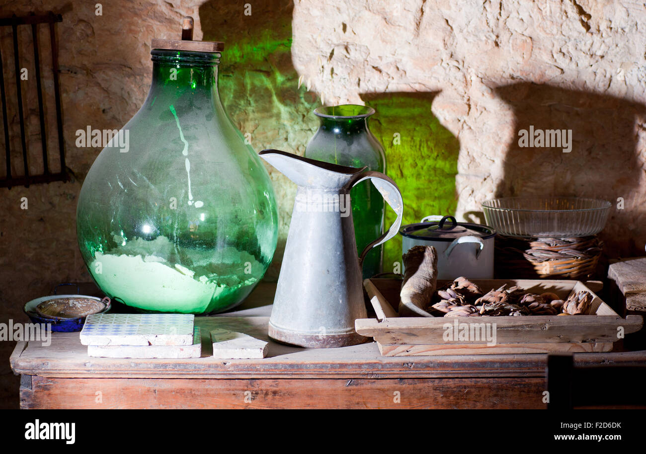 Photo d'une cruche en fer et verre demijohn Banque D'Images