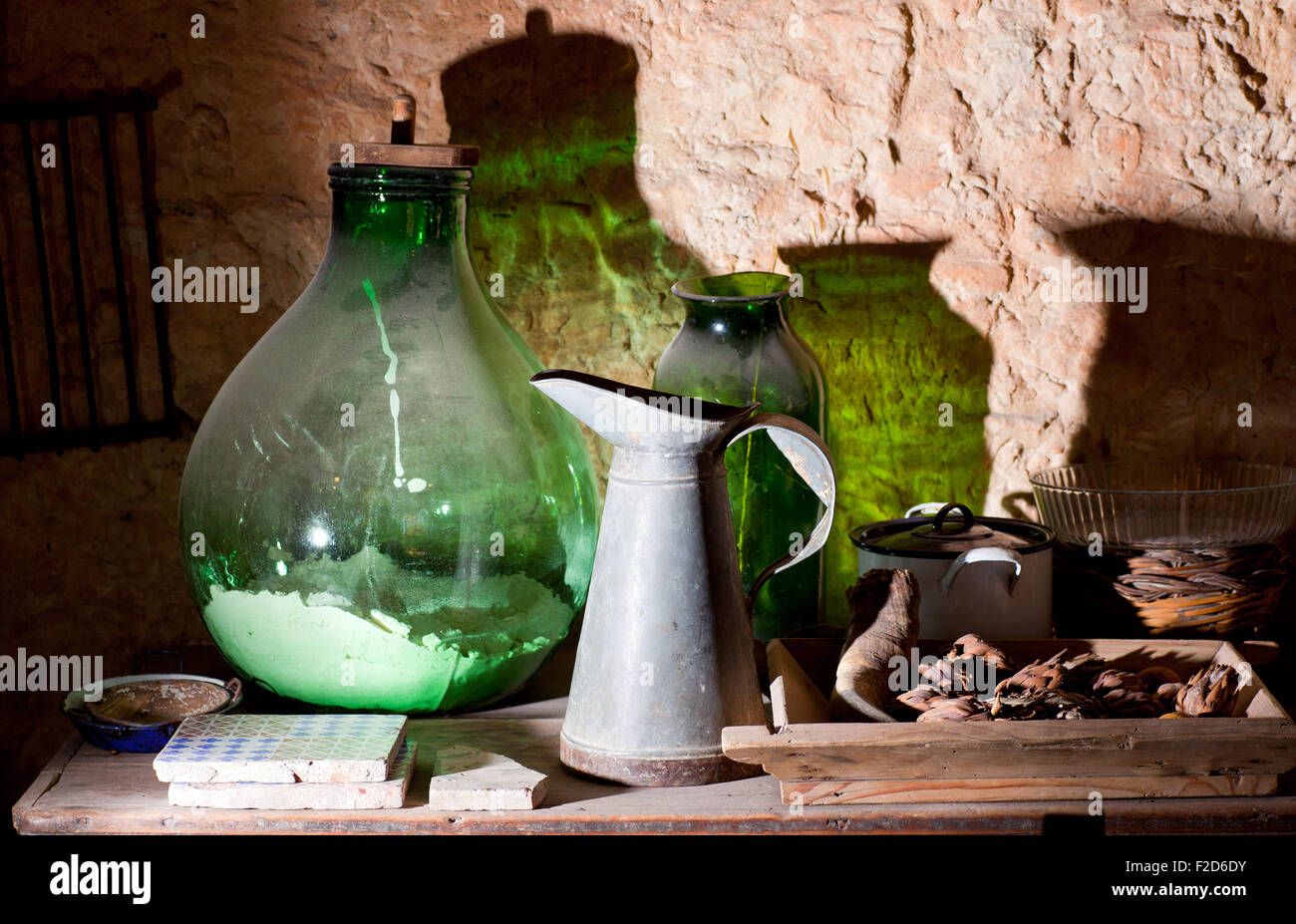 Photo d'une cruche en fer et verre demijohn Banque D'Images
