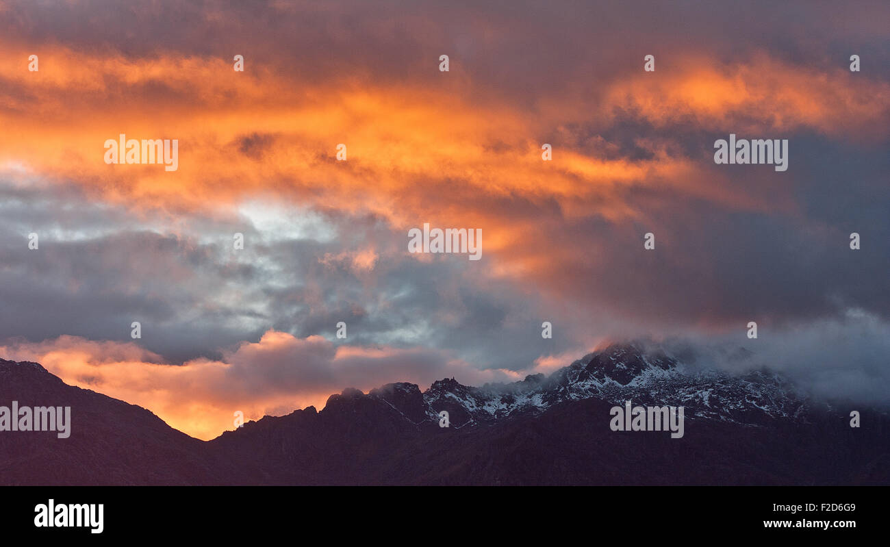 Couleurs sauvages coucher du soleil dans les montagnes, l'Himalaya, Népal Banque D'Images