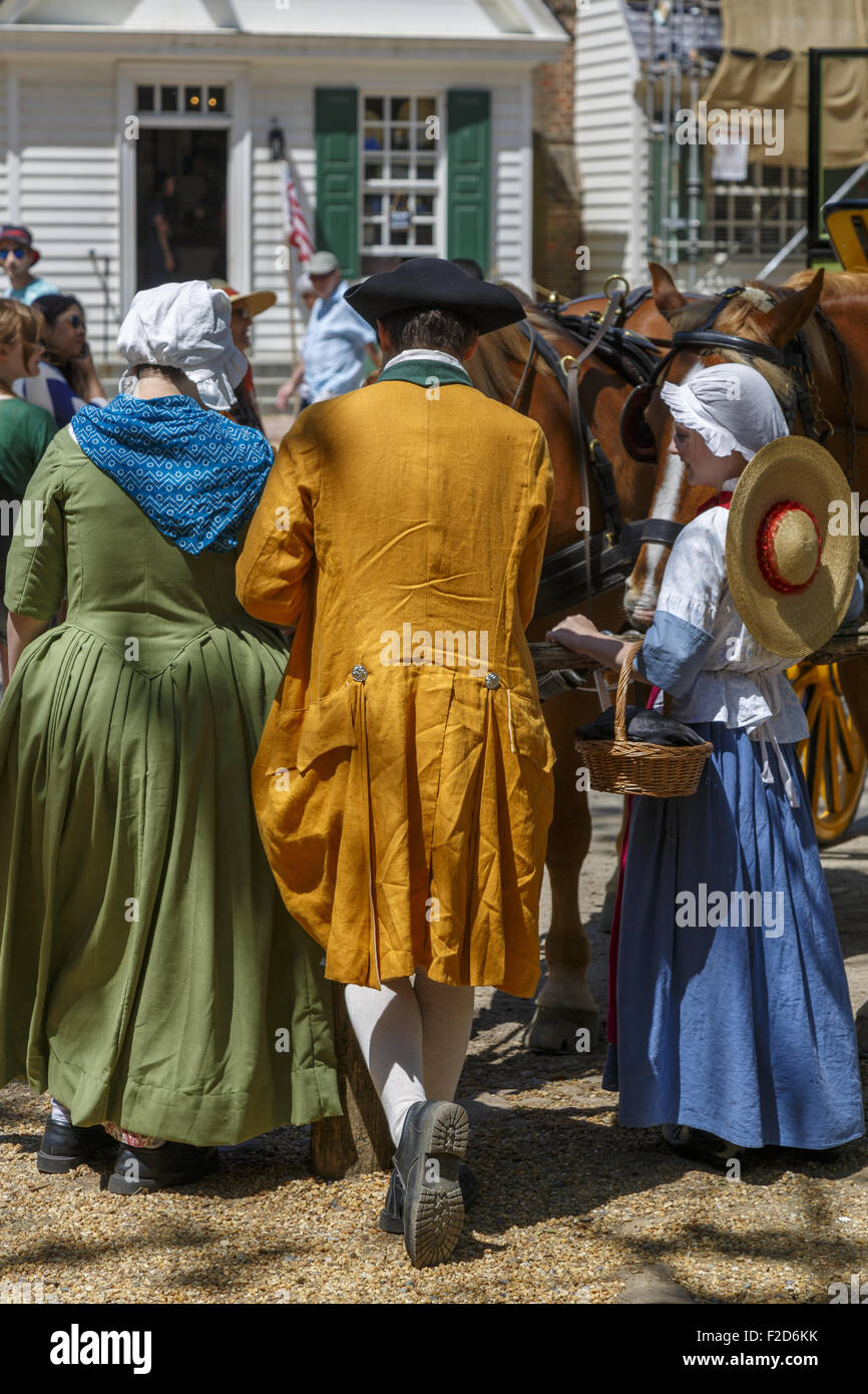 Trois reenactors marche loin de huis clos à Colonial Williamsburg living-history museum Virginia Banque D'Images