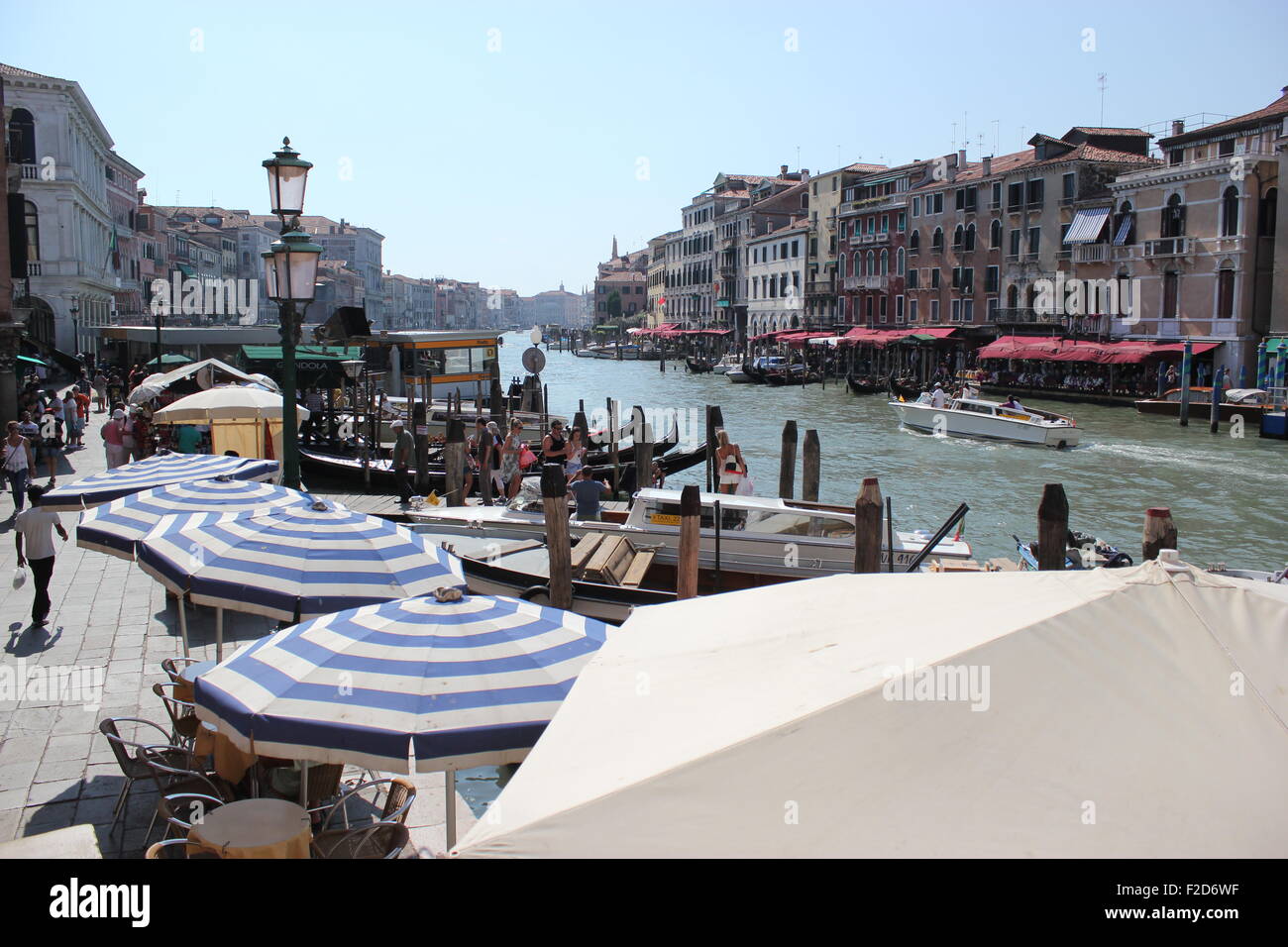 Une place animée et quais gondole à Venise Italie Banque D'Images