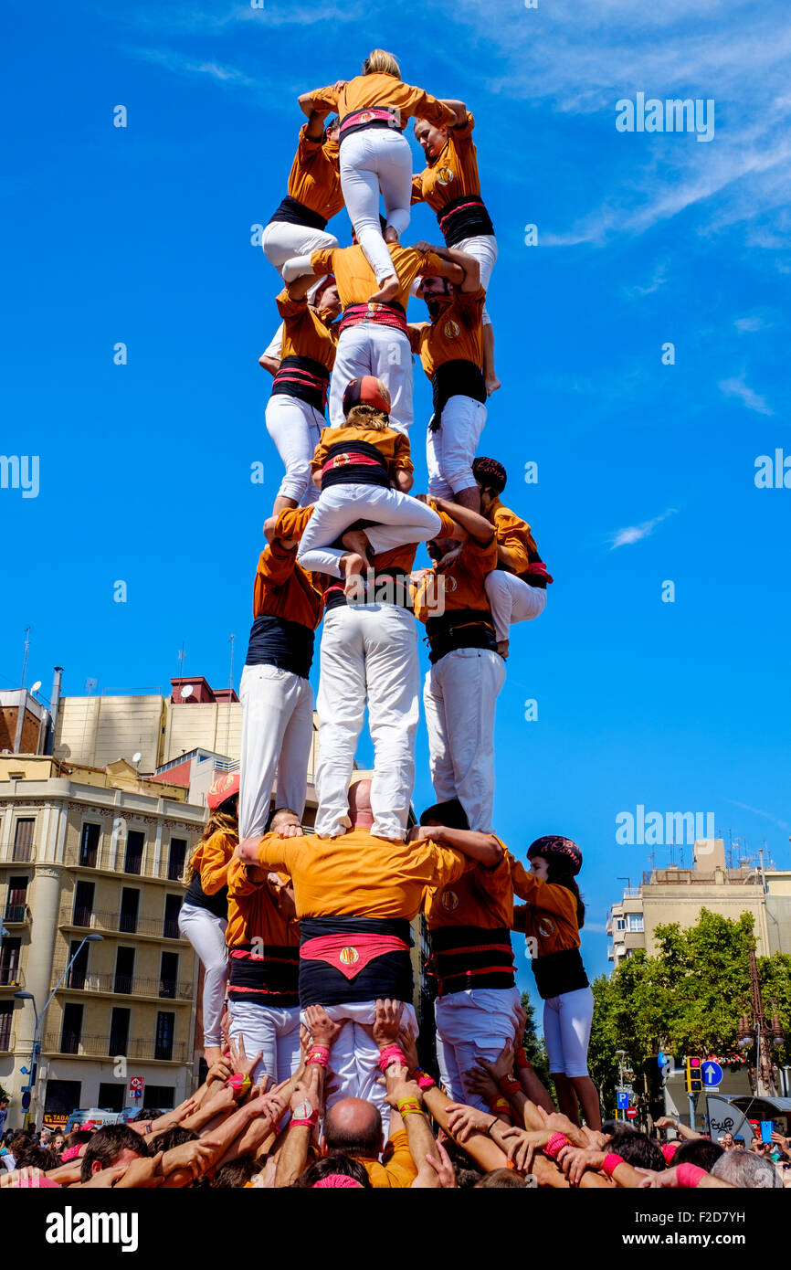 Castellers building tours humaines à la Sagrada Família, Barcelone, Catalogne, Espagne Banque D'Images
