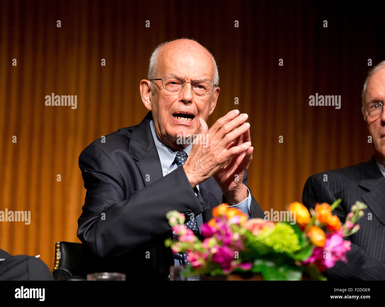 Ancien directeur adjoint de la CIA Bobby Ray Inman explique le rôle du président est d'une journée au cours de séances d'classé symposium Banque D'Images