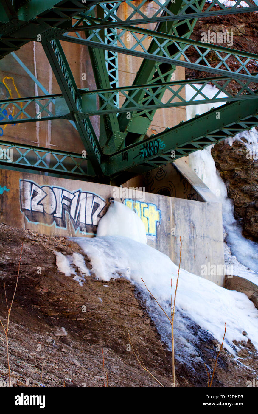 Support avec de la glace à partir d'un tuyau de drainage Banque D'Images