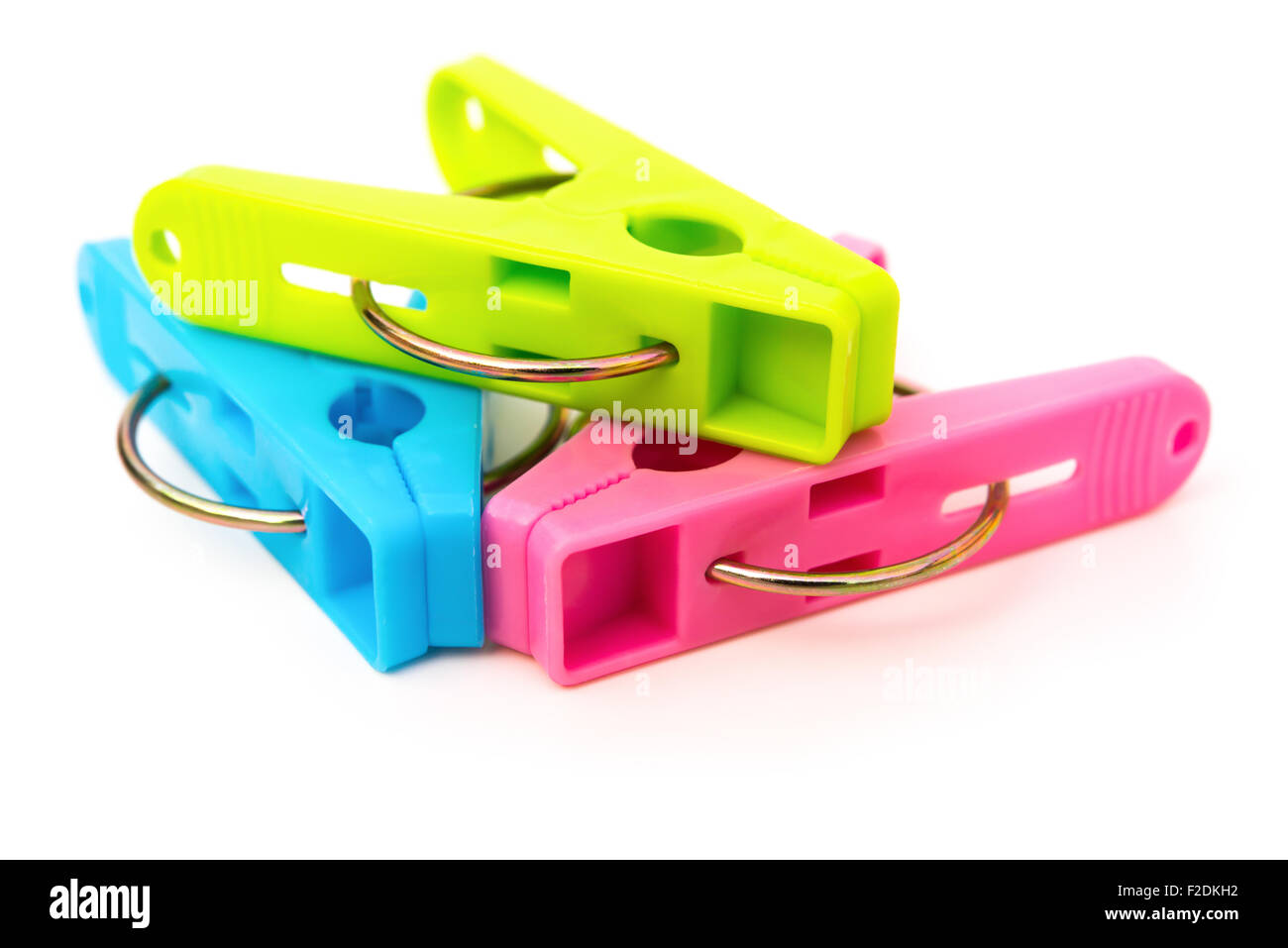 Pinces à linge colorées sur un fond blanc Banque D'Images