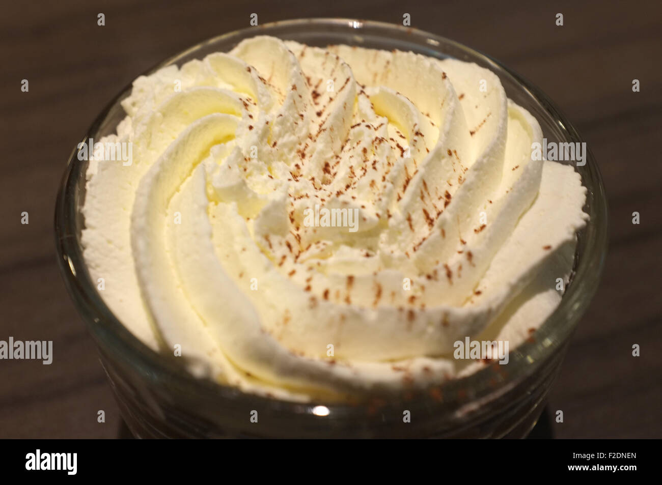 La crème fouettée avec le chocolat en poudre Banque D'Images