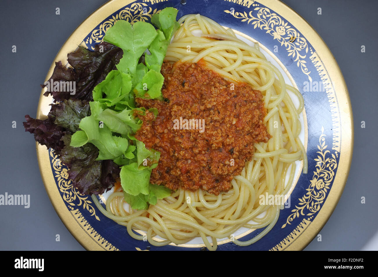 Spaghettis à la bolognaise, la viande de la sauce tomate avec de la laitue Banque D'Images