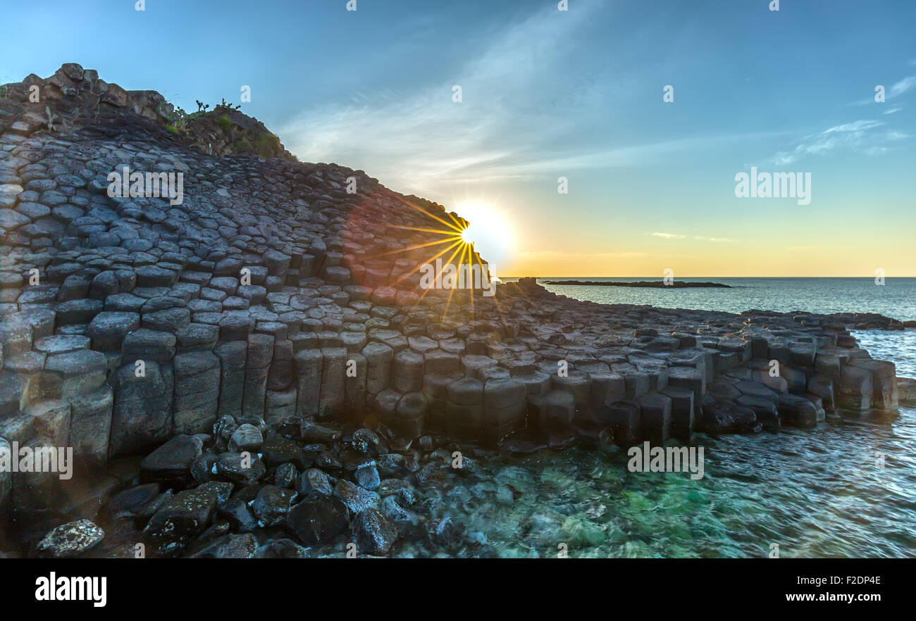 Sunstar sur Ganh Da Dia, Vietnam Banque D'Images