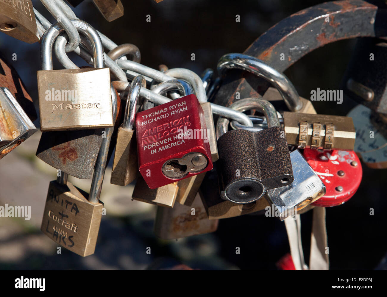 Cadenas d'amour amoureux qui d'un pont de blocage Banque D'Images