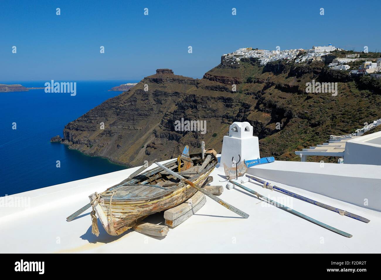 Un vieux bateau à rames sur un toit caldera Santorini Grèce Banque D'Images