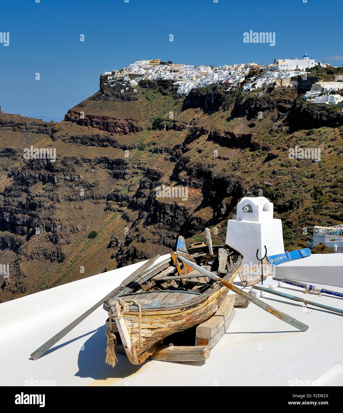 Un vieux bateau à rames sur un toit avec caldera Imerovigli Santorini Grèce en arrière-plan Banque D'Images