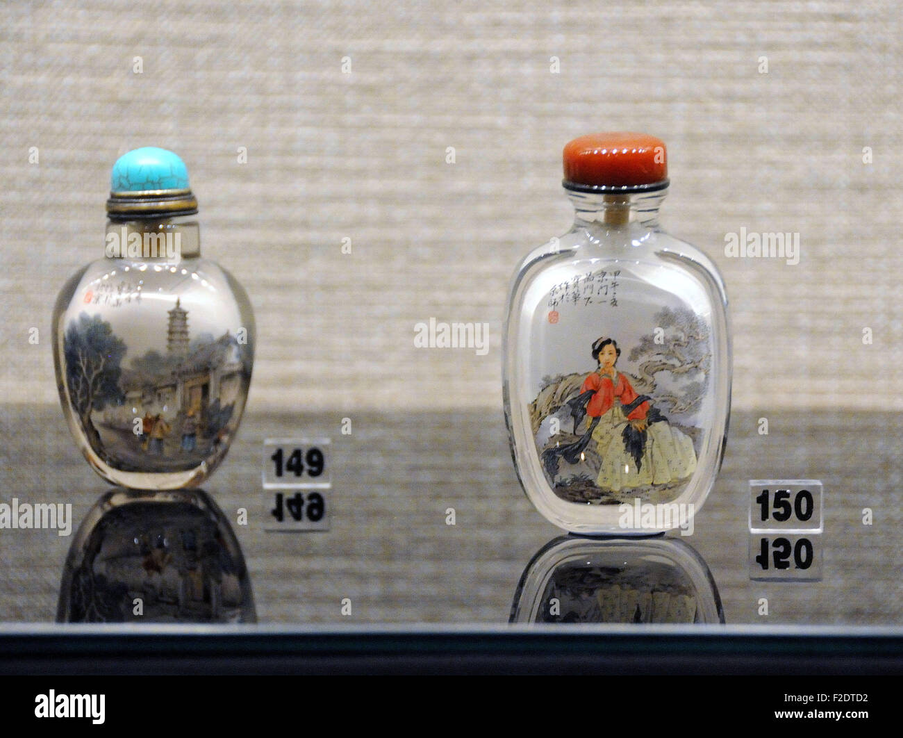 Beijing, Beijing, Chine, du RCS. 13 Sep, 2015. Beijing, Chine - le 13 septembre 2015 : (usage éditorial uniquement. La Chine des bouteilles de tabac à priser) Genre de Beijing sont sur l'exposition en musée de la capitale. L'exposition est à la mémoire de Ye Zhongsan, considéré comme l'un des quatre plus grands décideurs bouteille à priser et dont la famille a consacré une grande partie de l'industrie. De nombreuses bouteilles de tabac à priser sont en cristal et peint avec des histoires. Ils sont un patrimoine national intagible. © SIPA Asie/ZUMA/Alamy Fil Live News Banque D'Images