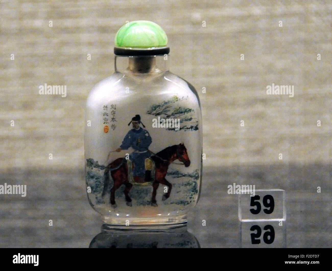 Beijing, Beijing, Chine, du RCS. 13 Sep, 2015. Beijing, Chine - le 13 septembre 2015 : (usage éditorial uniquement. La Chine des bouteilles de tabac à priser) Genre de Beijing sont sur l'exposition en musée de la capitale. L'exposition est à la mémoire de Ye Zhongsan, considéré comme l'un des quatre plus grands décideurs bouteille à priser et dont la famille a consacré une grande partie de l'industrie. De nombreuses bouteilles de tabac à priser sont en cristal et peint avec des histoires. Ils sont un patrimoine national intagible. © SIPA Asie/ZUMA/Alamy Fil Live News Banque D'Images