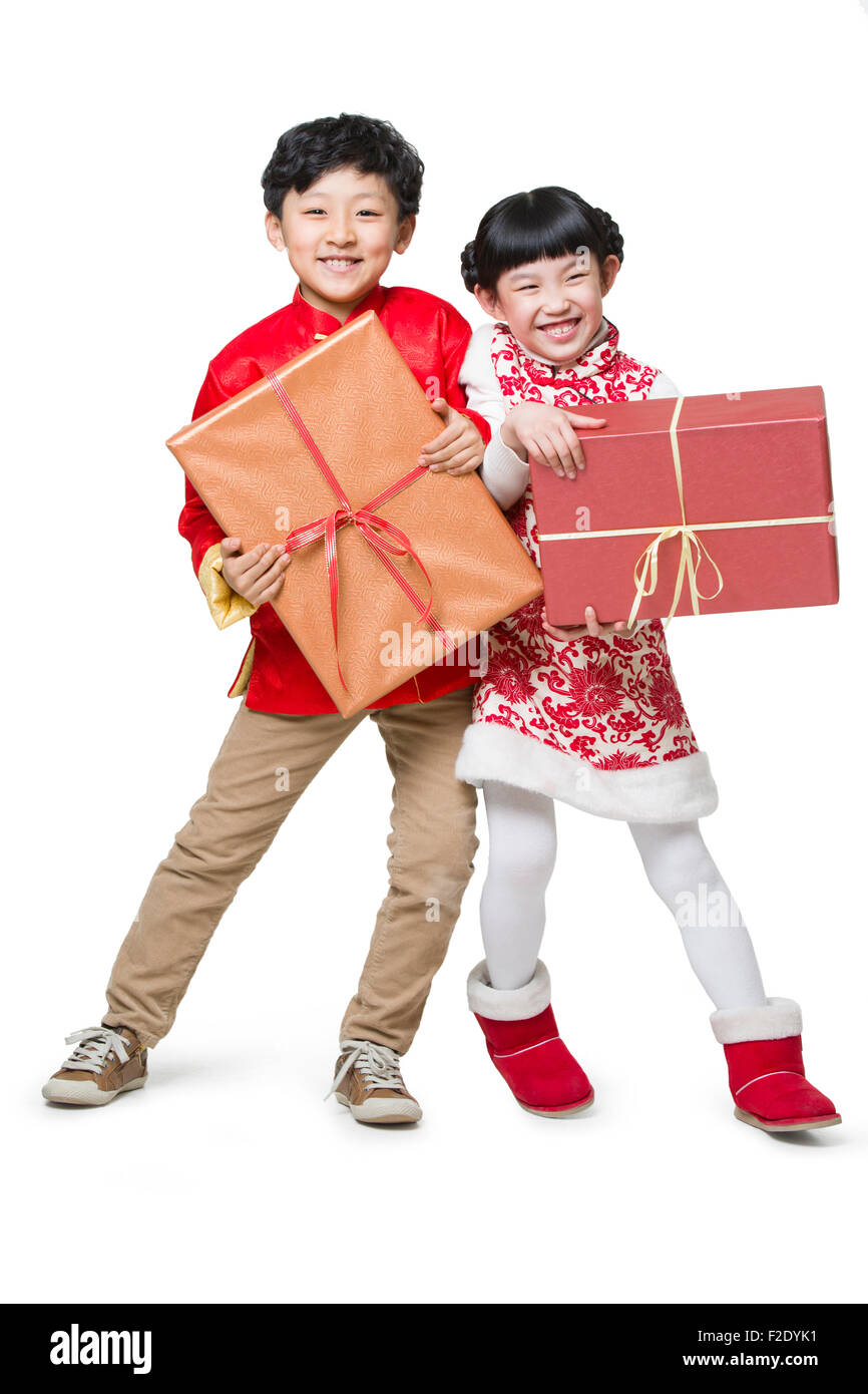 Des enfants heureux de célébrer le nouvel an chinois avec des cadeaux Banque D'Images