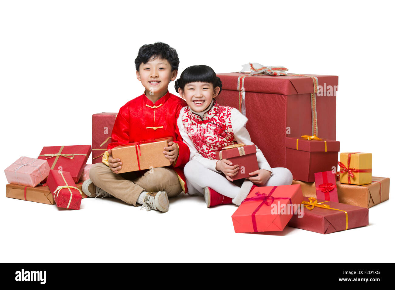 Heureux les enfants qui reçoivent de nombreux cadeaux du Nouvel an chinois  Photo Stock - Alamy