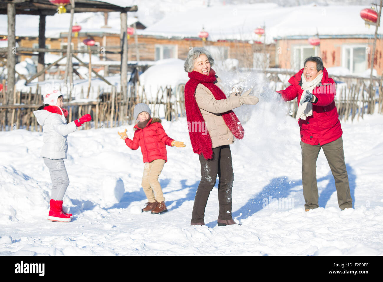 Happy Family une bataille de boules de neige dans la neige Banque D'Images