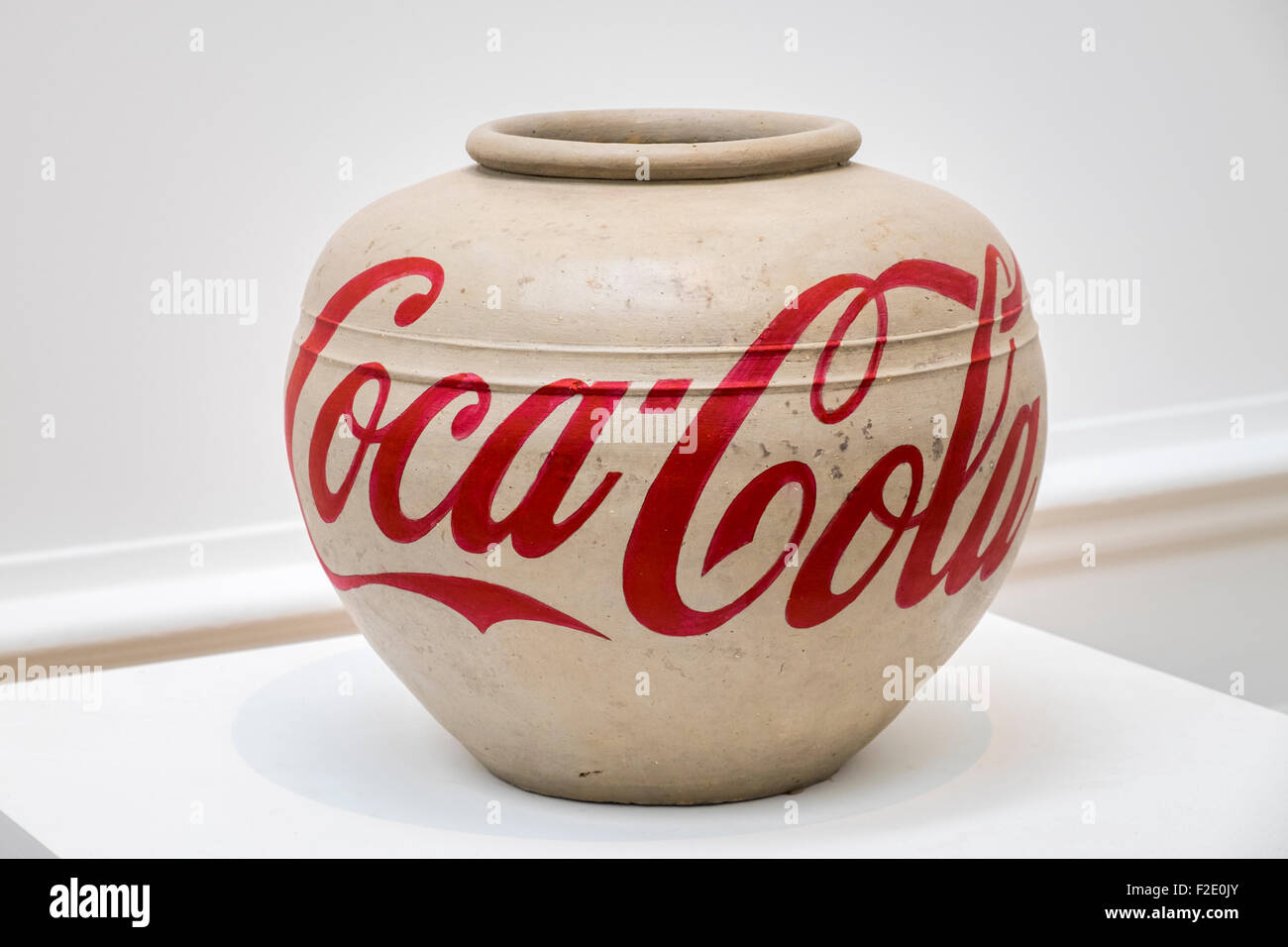 Ai Weiwei, dynastie des Han Coca-Cola Vase avec de la peinture à l'Académie  royale des arts Exposition Photo Stock - Alamy