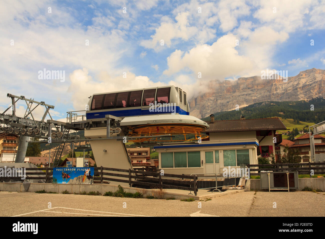 Avis de téléphérique dans le Val Badia, La Villa Banque D'Images
