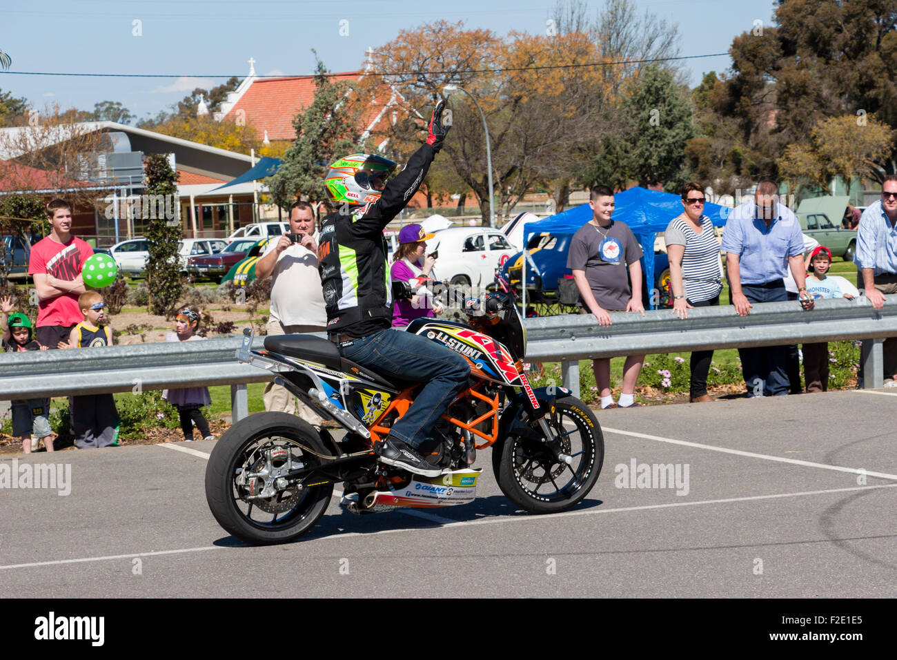 VICTORIA/AUSTRALIE - Septembre 2015 : Stunt pilote moto l'exécution à l'échelon local car show sur le 13 septembre 2015 à Corowa. Banque D'Images