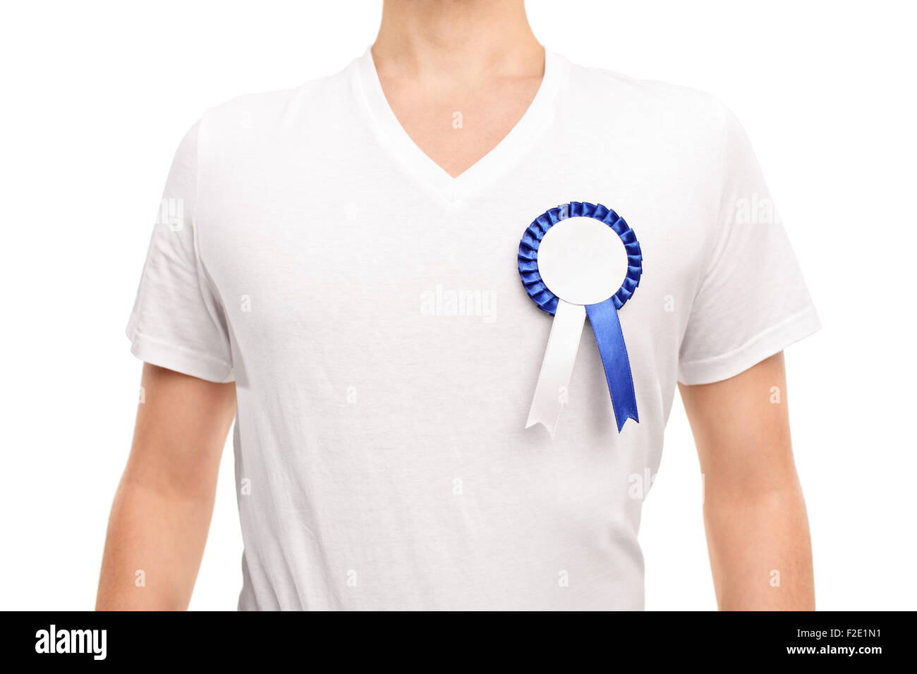 Gros plan sur un homme avec une chemise blanche portant un badge bleu award sur il isolé sur fond blanc Banque D'Images