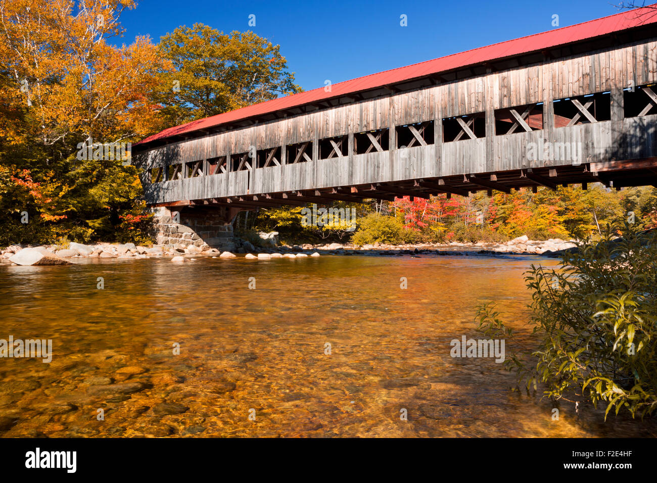 Le pont couvert d'Albany sur la Swift River dans la White Mountain National Forest dans le New Hampshire, USA. Banque D'Images