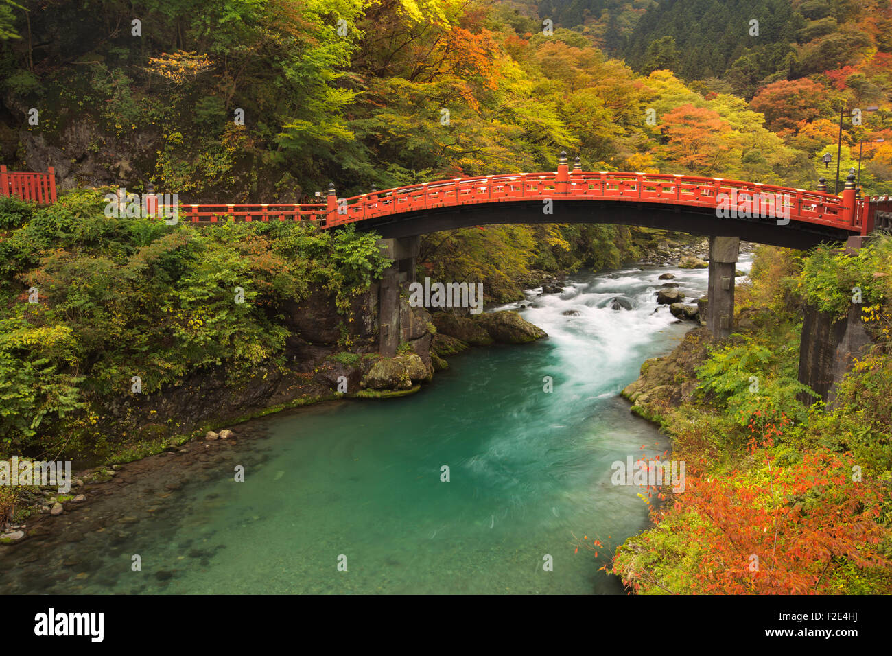 Le pont sacré Shinkyo (神橋) à Nikko, Japon sur la rivière Daiya entouré par des couleurs d'automne. Banque D'Images
