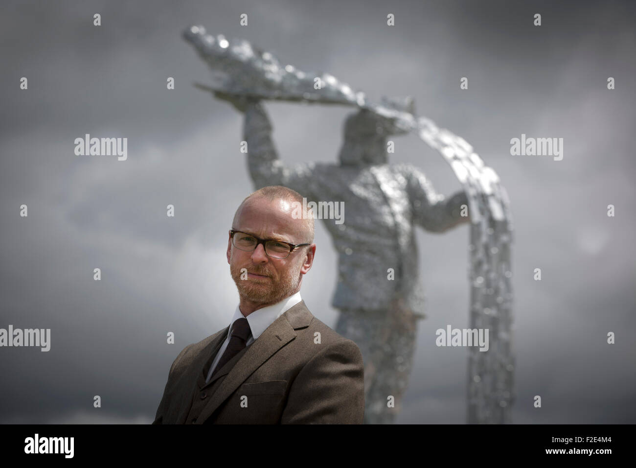 Andy Scott photographié à la présentation officielle de l'homme d'acier, sa nouvelle sculpture réalisée pour commémorer ceux qui ont perdu la vie dans l'industrie sidérurgique en Ecosse. Le mémorial a été situé à Ravenscraig dans Lanarkshire, sur le site des leaders européens de l'ancien laminoir à chaud, qui a fermé en 1992. Le site a été autorisé en 1996 et abrite maintenant un centre sportif, d'un collège et de l'habitation. Banque D'Images