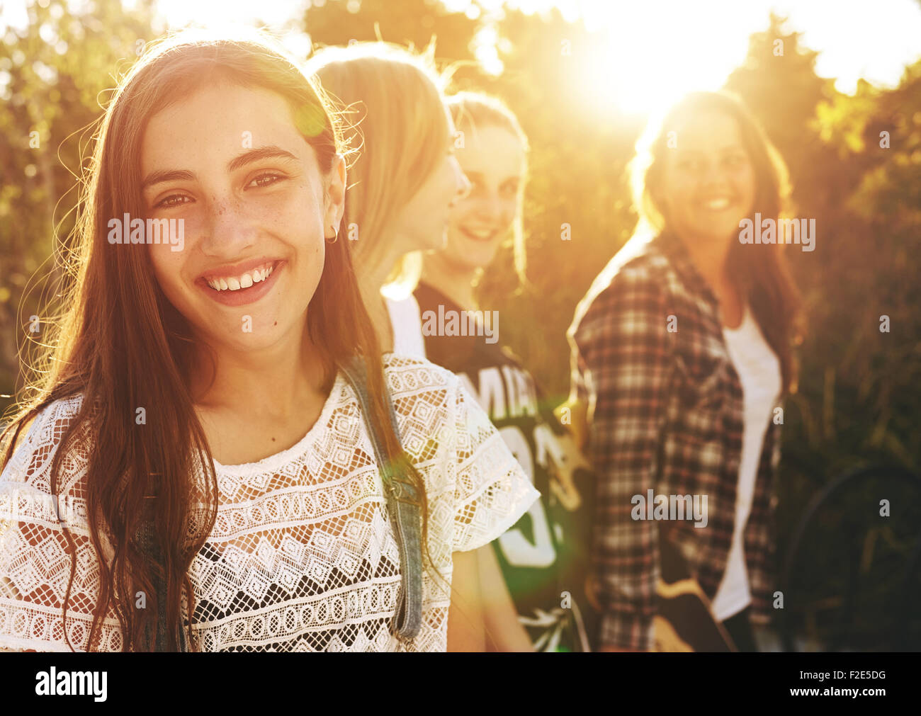 Portrait de groupe d'amis, un smiling at camera Banque D'Images