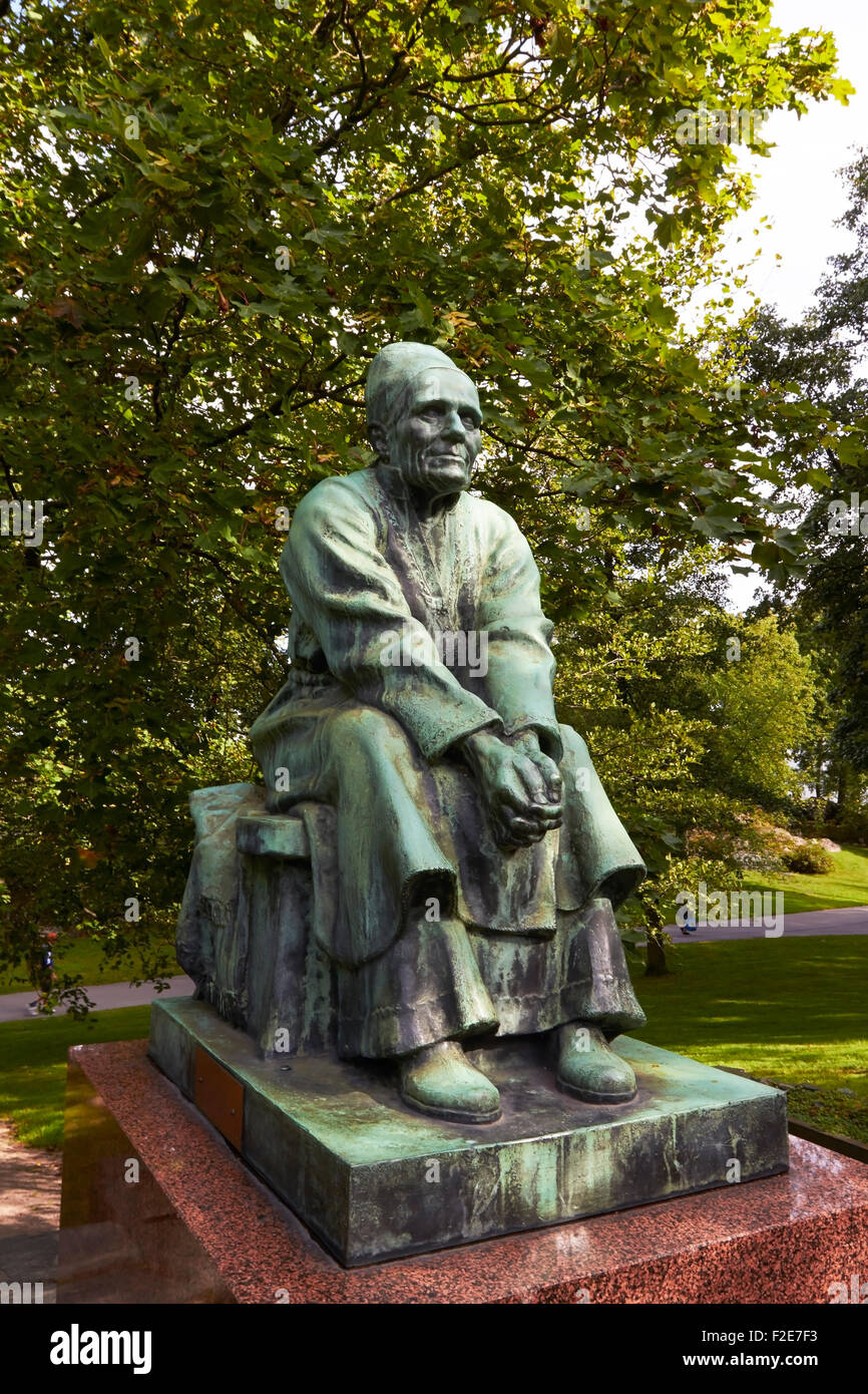 Statue du poète populaire orale finlandais Larin Paraske, Helsinki Finlande Banque D'Images