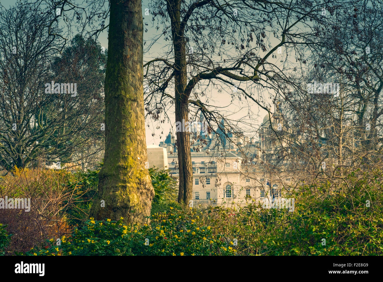 Une vue sur Horse Guards Parade à Londres à partir d'une zone boisée. Banque D'Images