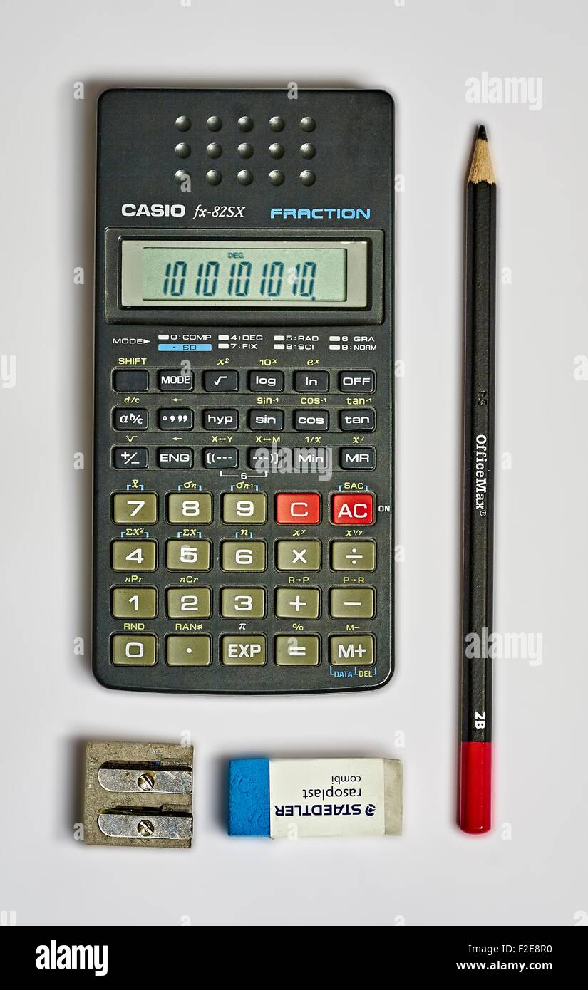 Calculatrice scientifique tel qu'il est utilisé à l'école secondaire et tertiaire avec 2B led gomme et taille-crayons Banque D'Images