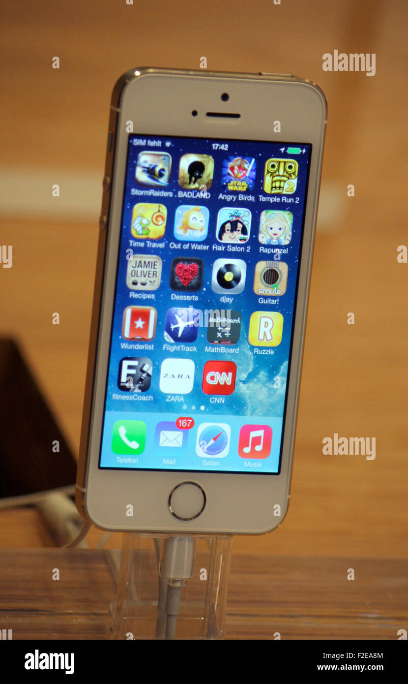 8 novembre 2013 - BERLIN : un "iphone 5s" dans l'Apple Store au Kurfürstendamm à Berlin. Banque D'Images