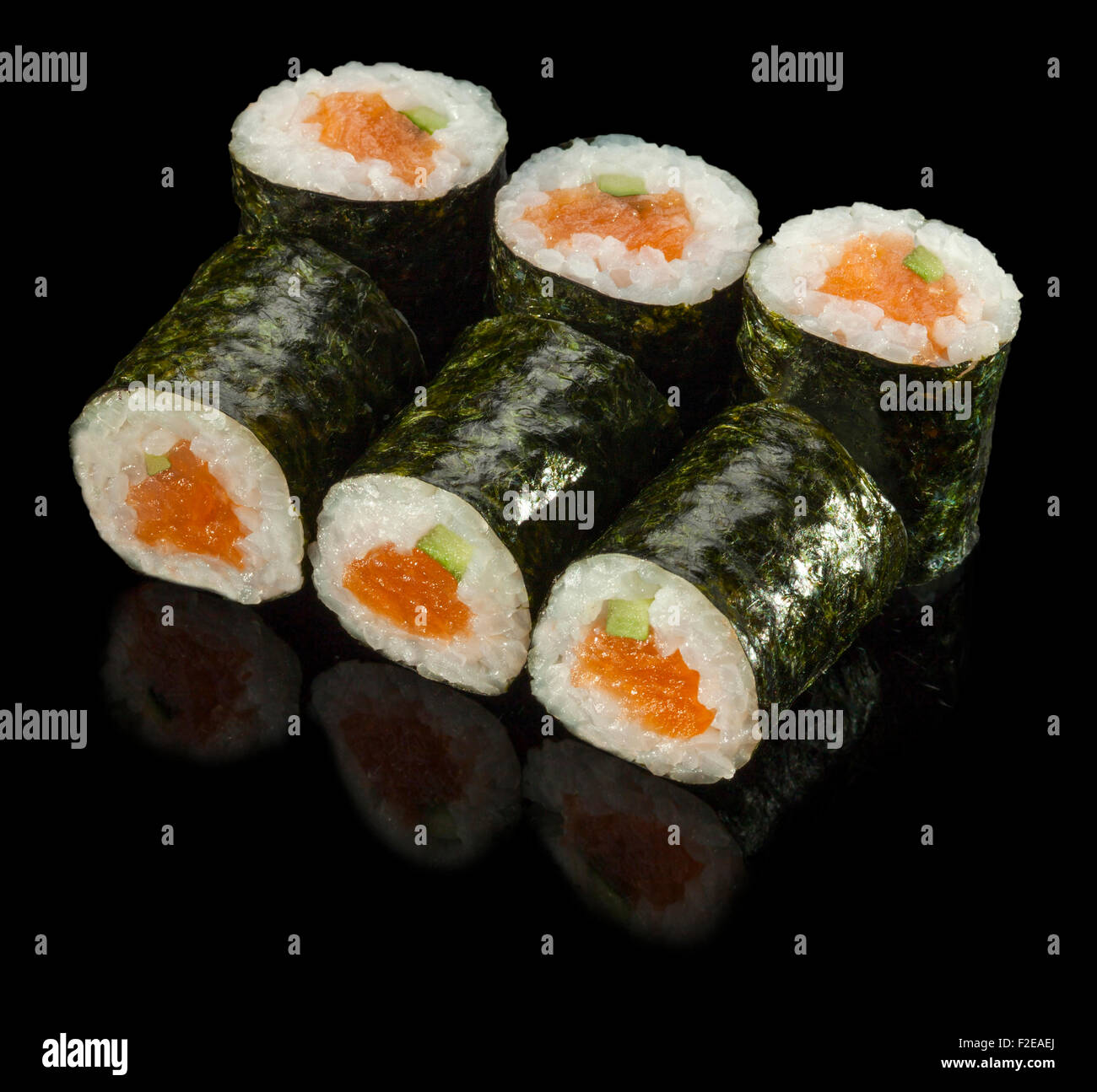 Sushi Roll avec du saumon frais et avocat Banque D'Images