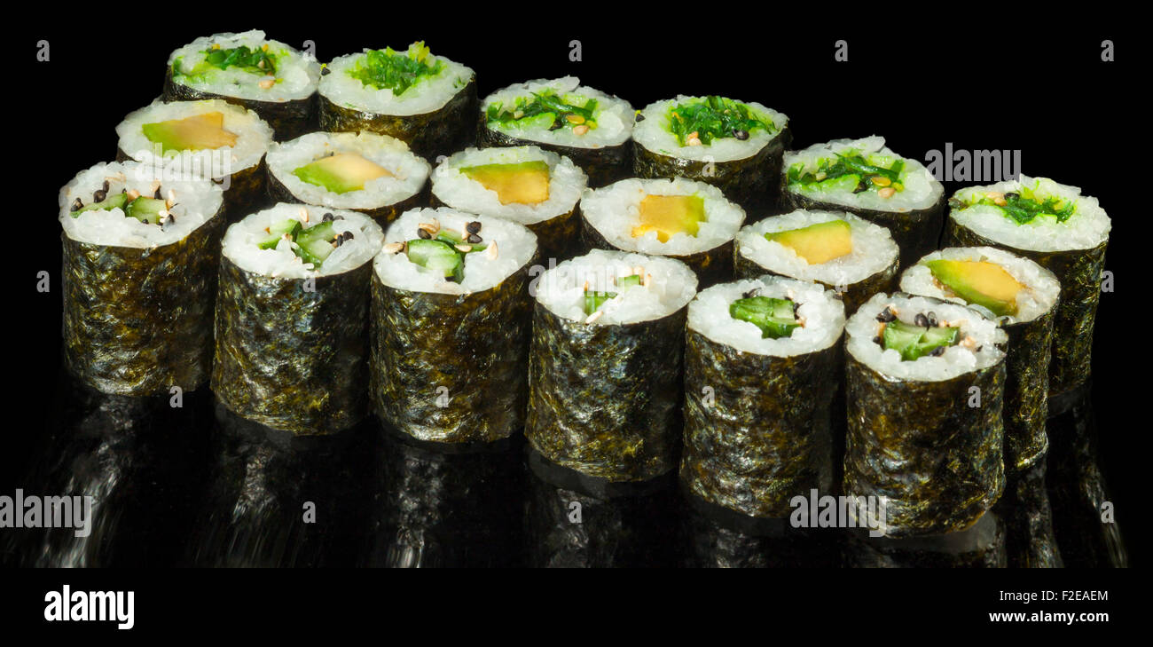 Rouleau de sushi maki végétarien - faite de Tomates, Concombres, Poivrons, feuilles de salade, l'avocat et la mayonnaise japonaise Banque D'Images