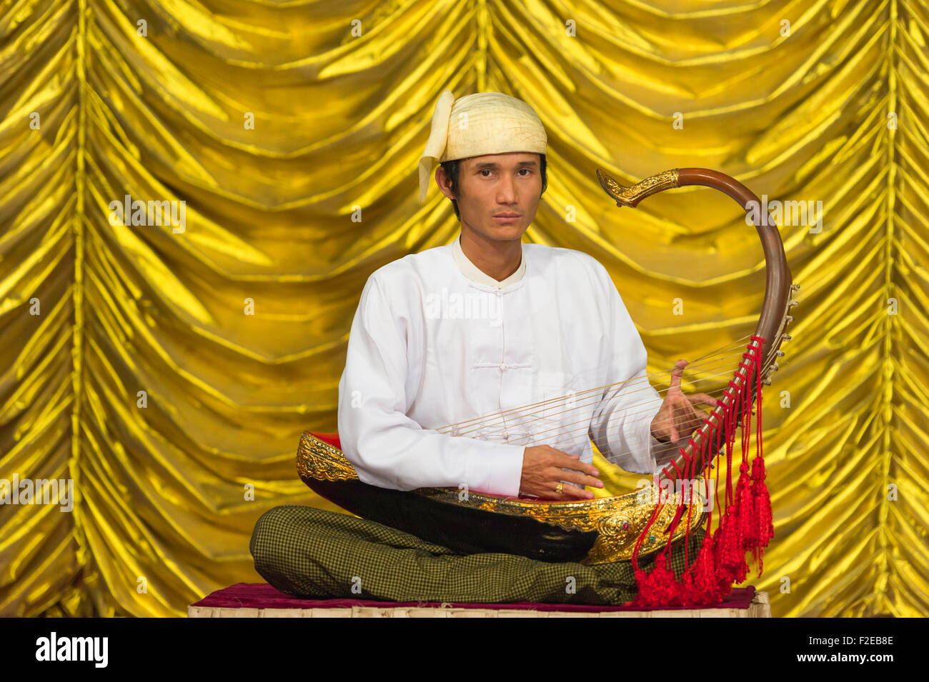 Un musicien jouant la harpe de Birmanie - Rangoon, Myanmar Banque D'Images